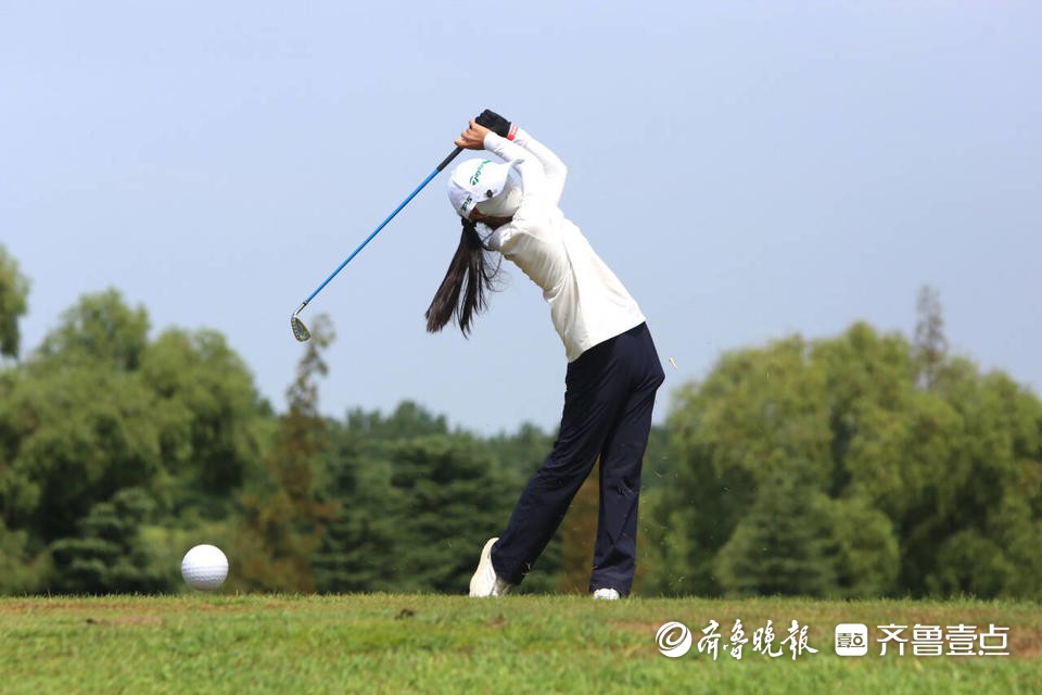 青少年挥杆
